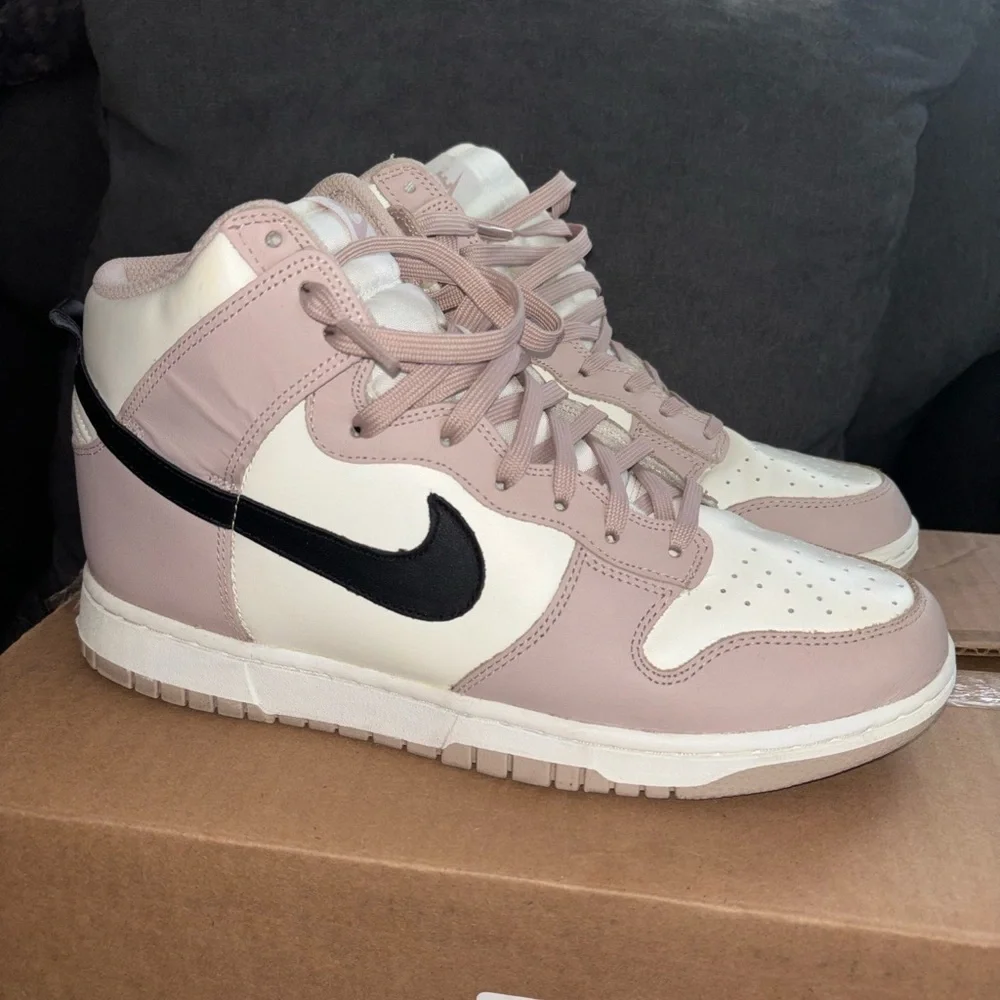 Nike Women's Sneakers in Pink and Black